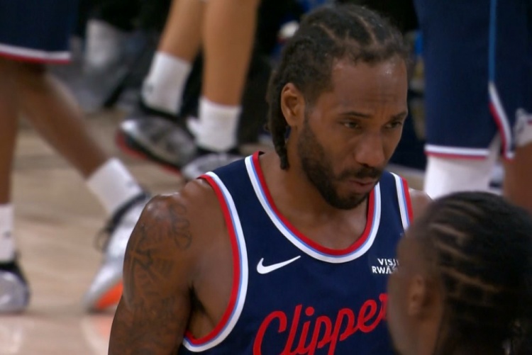 球王会体育首页-动作有点大！赫夫防守击中伦纳德面部 被吹一级恶意犯规