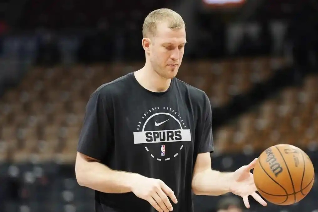 球王会体育平台-一夜官宣3签1裁：马刺签约21篮板9助攻妖塔，25+10控卫签约步行者